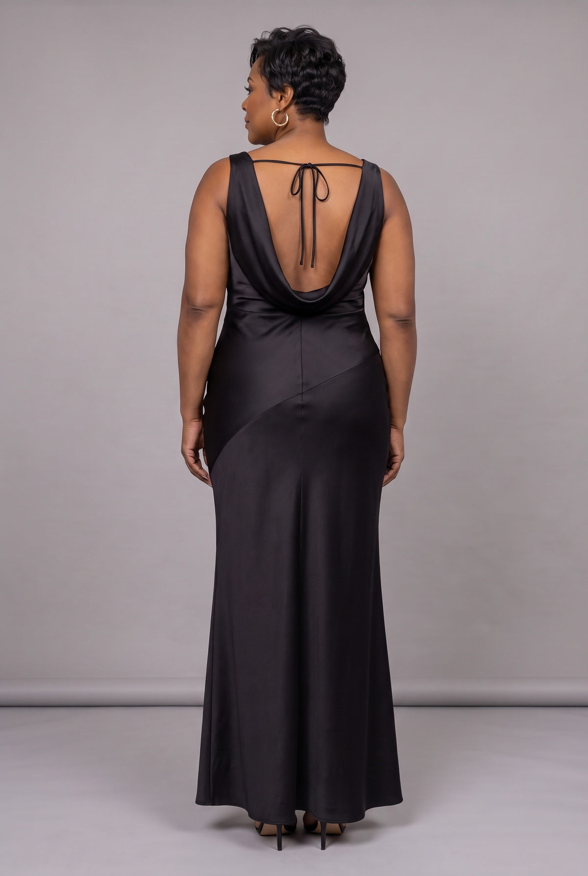 Isadora in Black - back view
